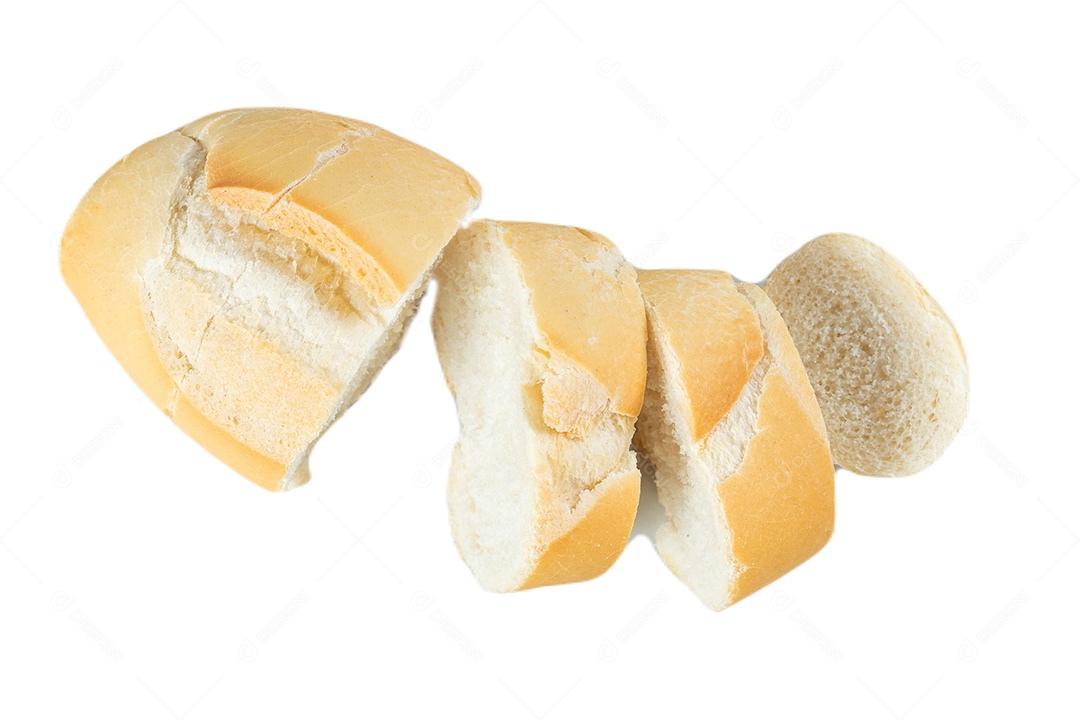 Fatias de pão francês isoladas no fundo branco.