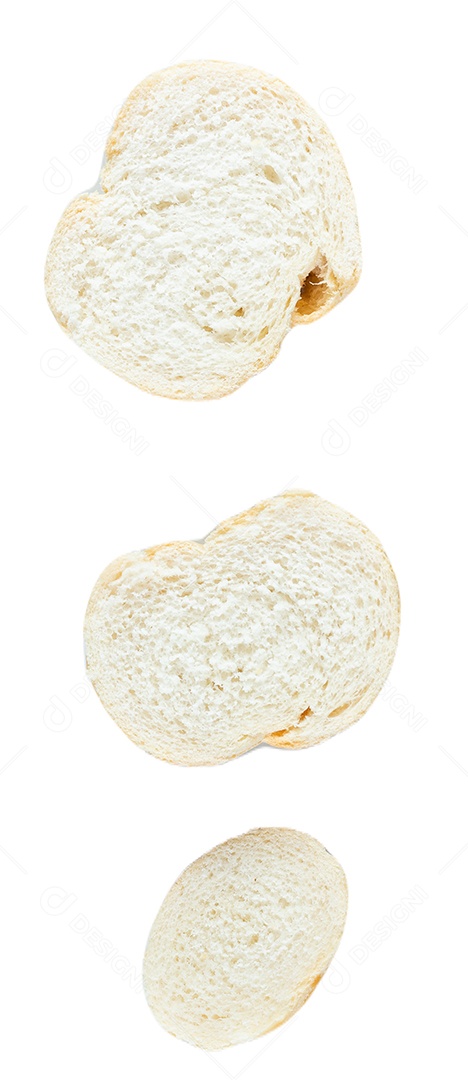 Fatias de pão francês isoladas no fundo branco.