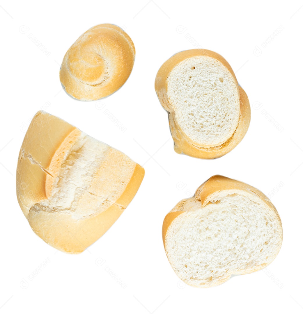 Fatias de pão francês isoladas no fundo branco.