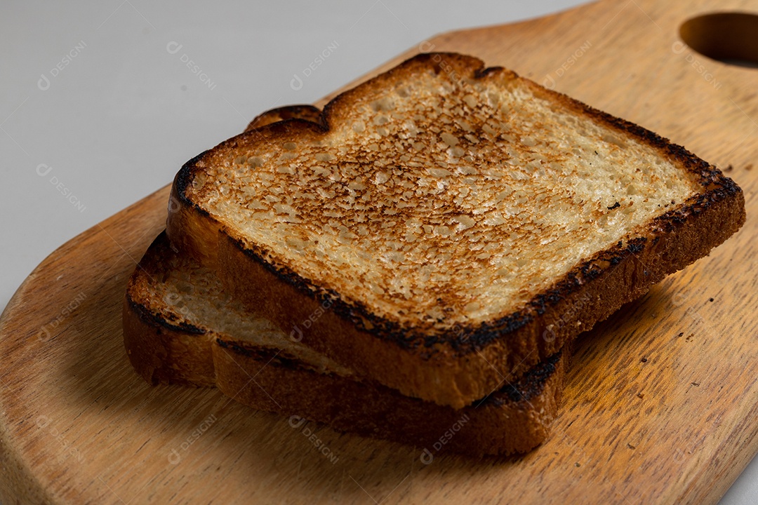 fatia de pão fatiada isolada no fundo branco, vista superior.