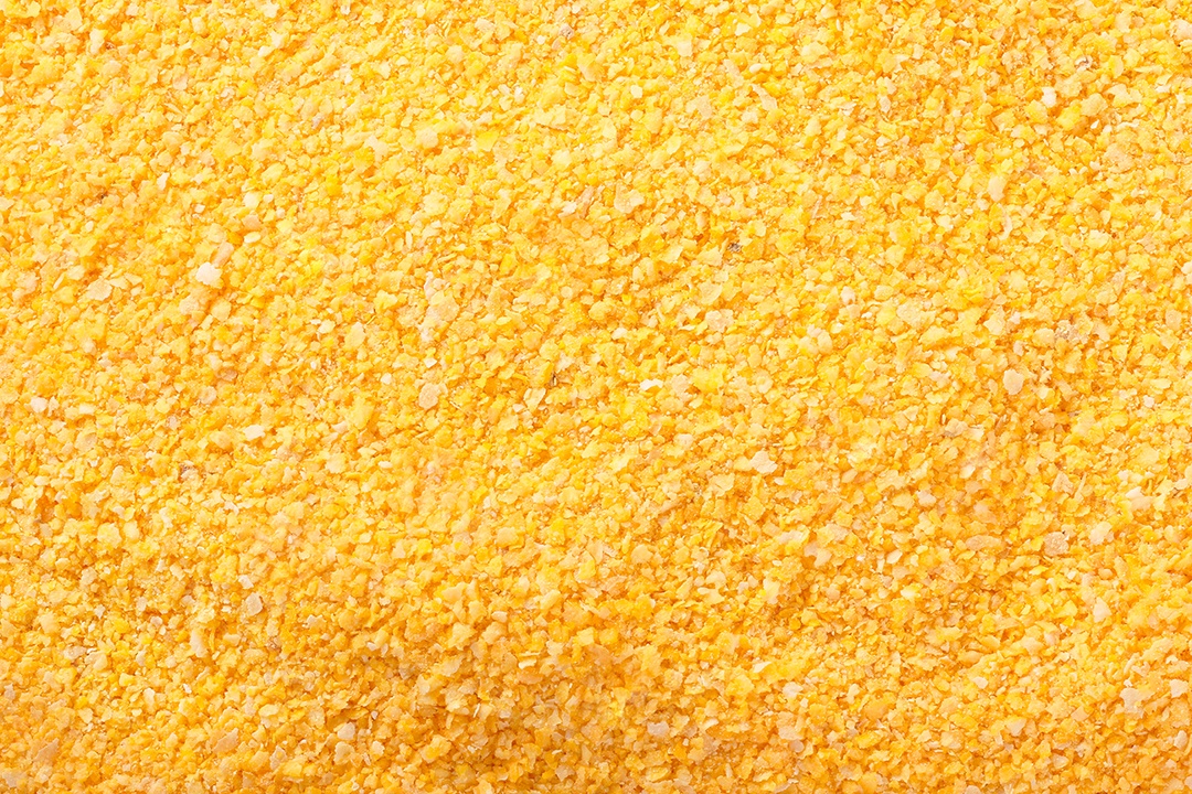 Textura de farinha de fubá cru usada na polenta em fundo isolado
