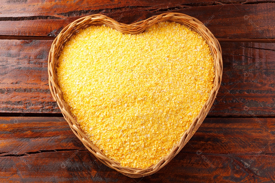 Farinha de fubá crua usada na polenta, em tigela de madeira sobre rústico