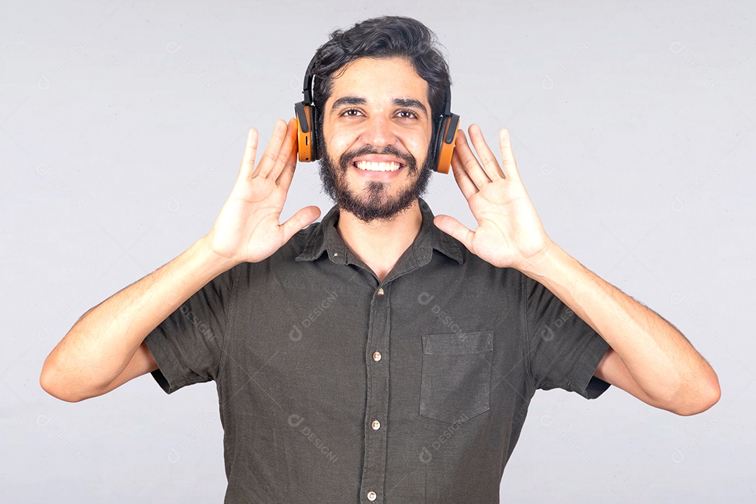Homem jovem barbudo usando fones de ouvido sobre fundo isolado branco