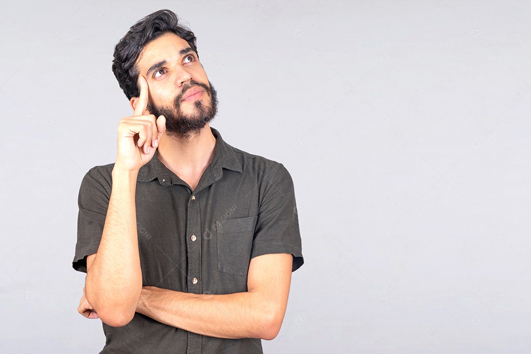 Homem jovem barbudo expressão pensativa  sobre fundo isolado branco