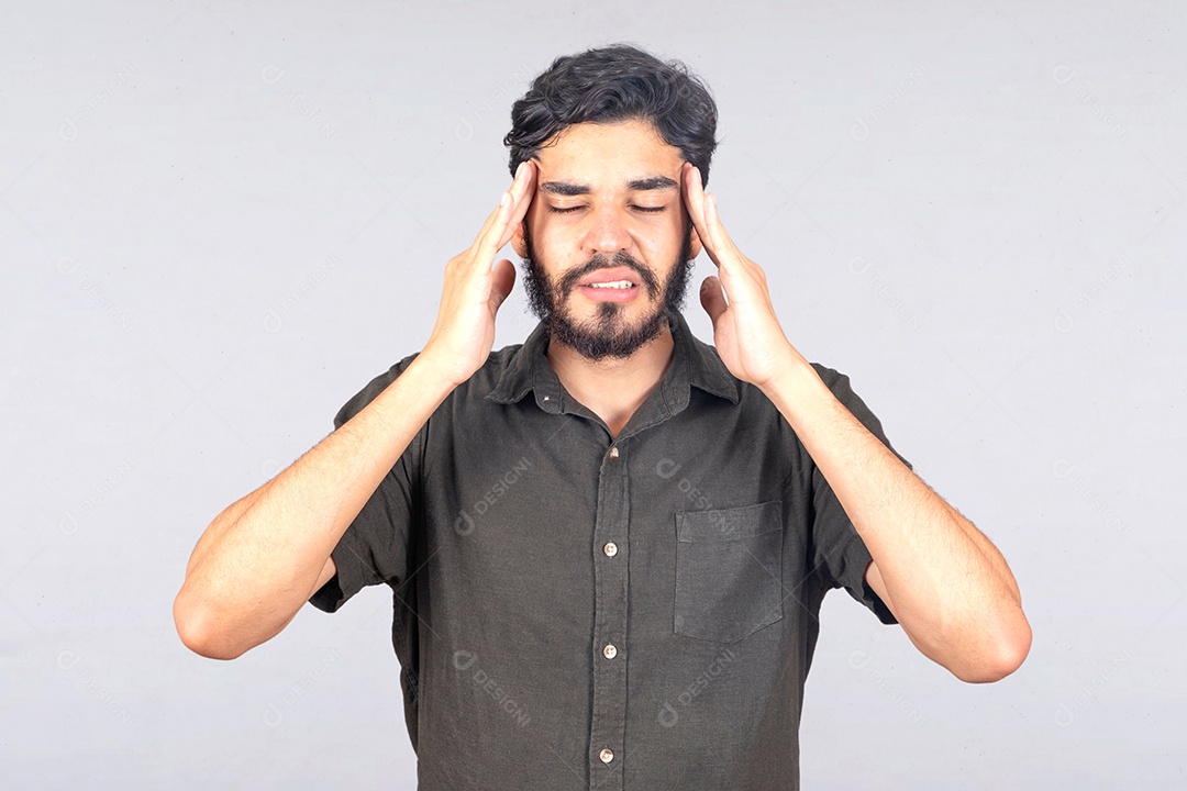 Homem jovem barbudo sobre fundo isolado branco
