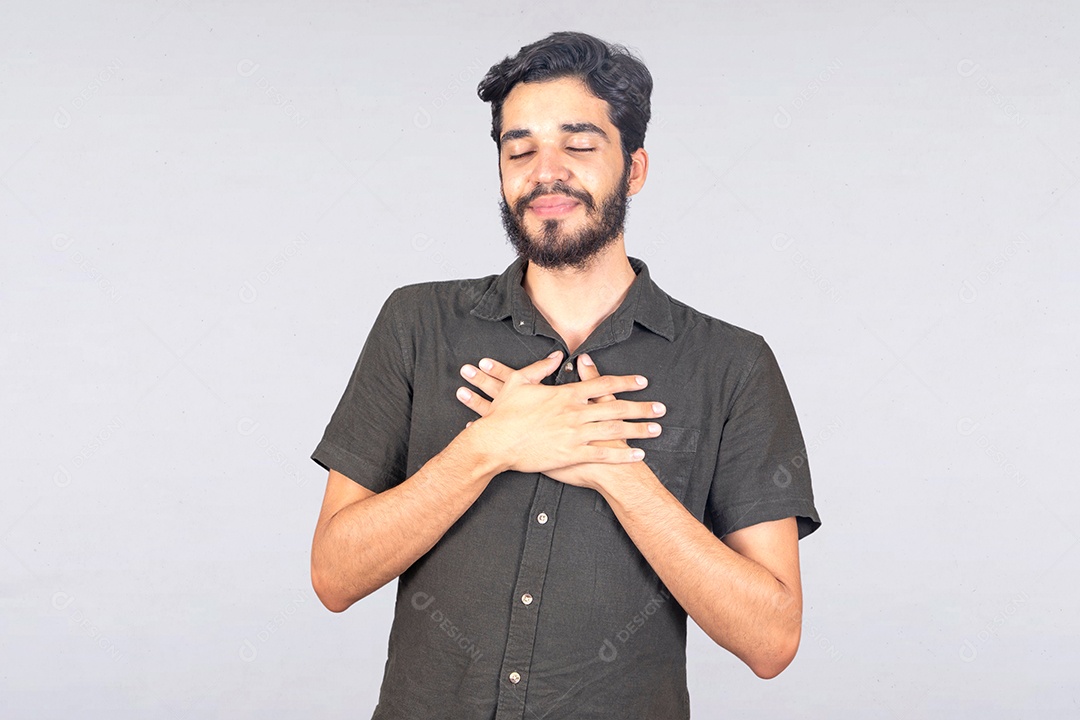 Homem jovem barbudo sobre fundo isolado branco