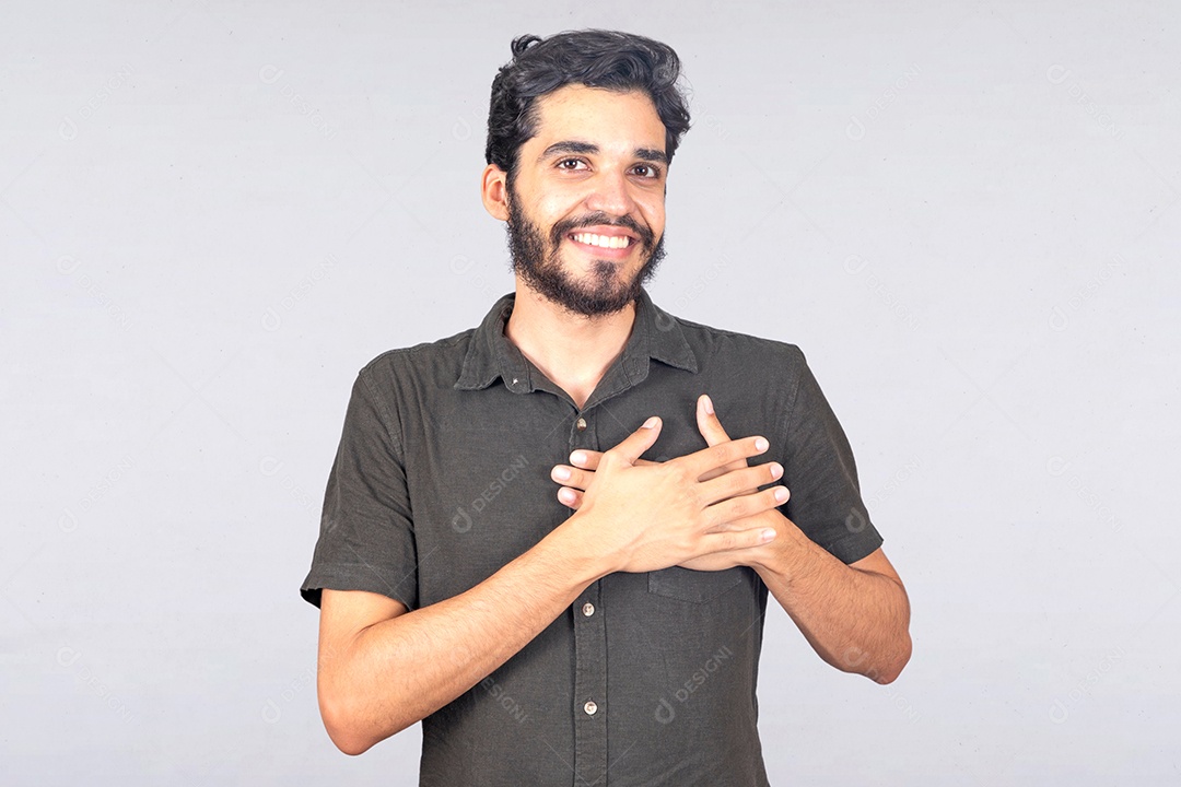 Homem jovem barbudo sobre fundo isolado branco