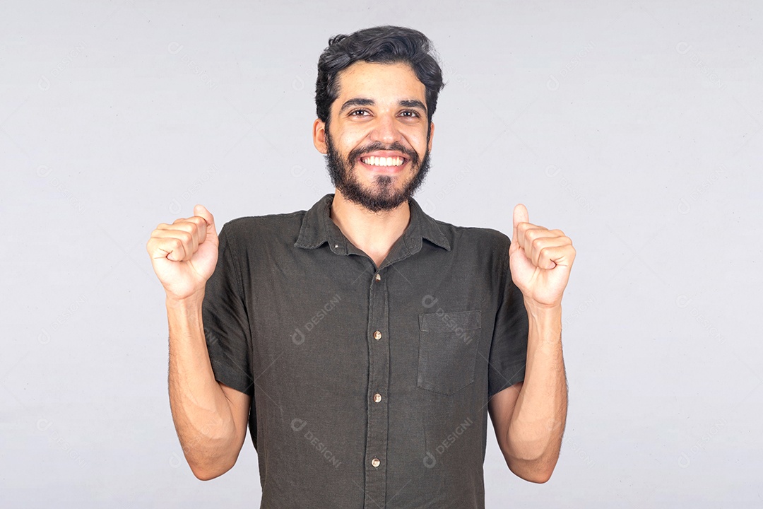 Homem jovem barbudo sobre fundo isolado branco