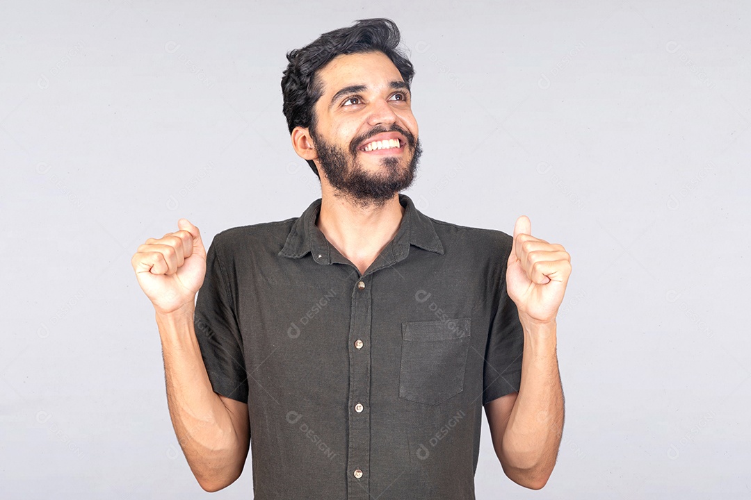 Homem jovem barbudo sobre fundo isolado branco