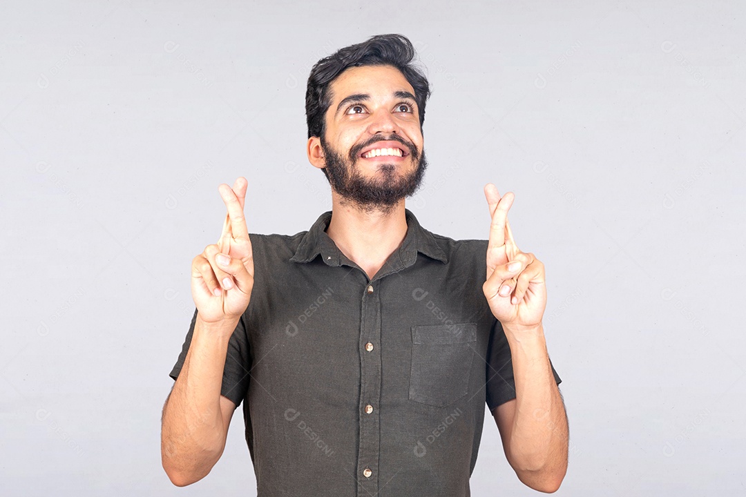 Homem jovem barbudo sobre fundo isolado branco