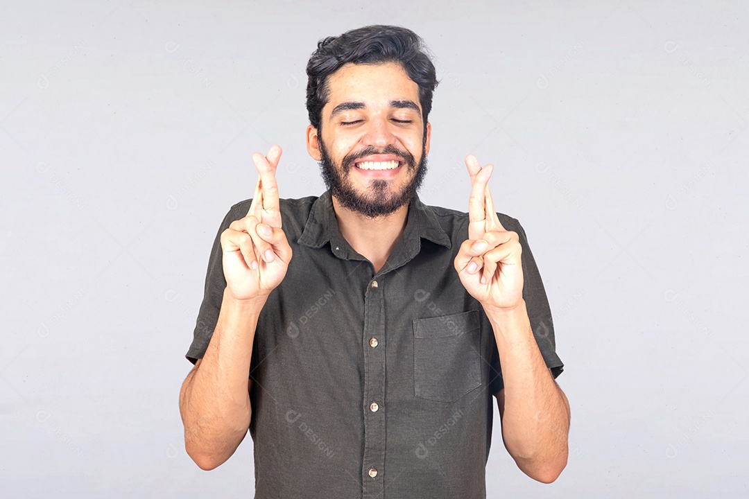 Homem jovem barbudo sobre fundo isolado branco