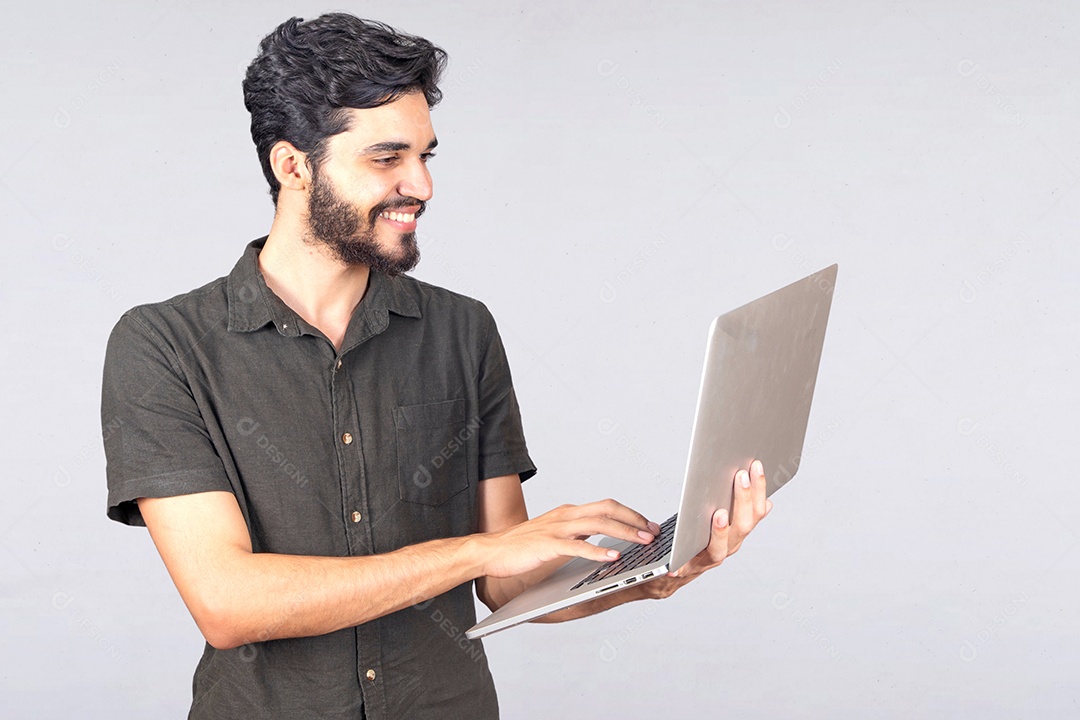 Homem jovem barbudo usando notebook laptop sobre fundo isolado branco
