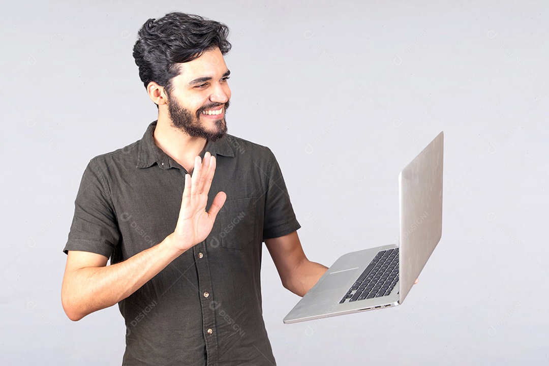 Homem jovem barbudo usando notebook laptop sobre fundo isolado branco