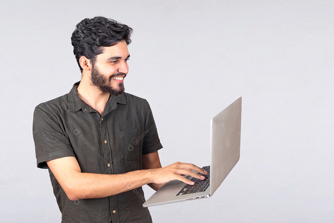 Homem jovem barbudo usando notebook laptop sobre fundo isolado branco