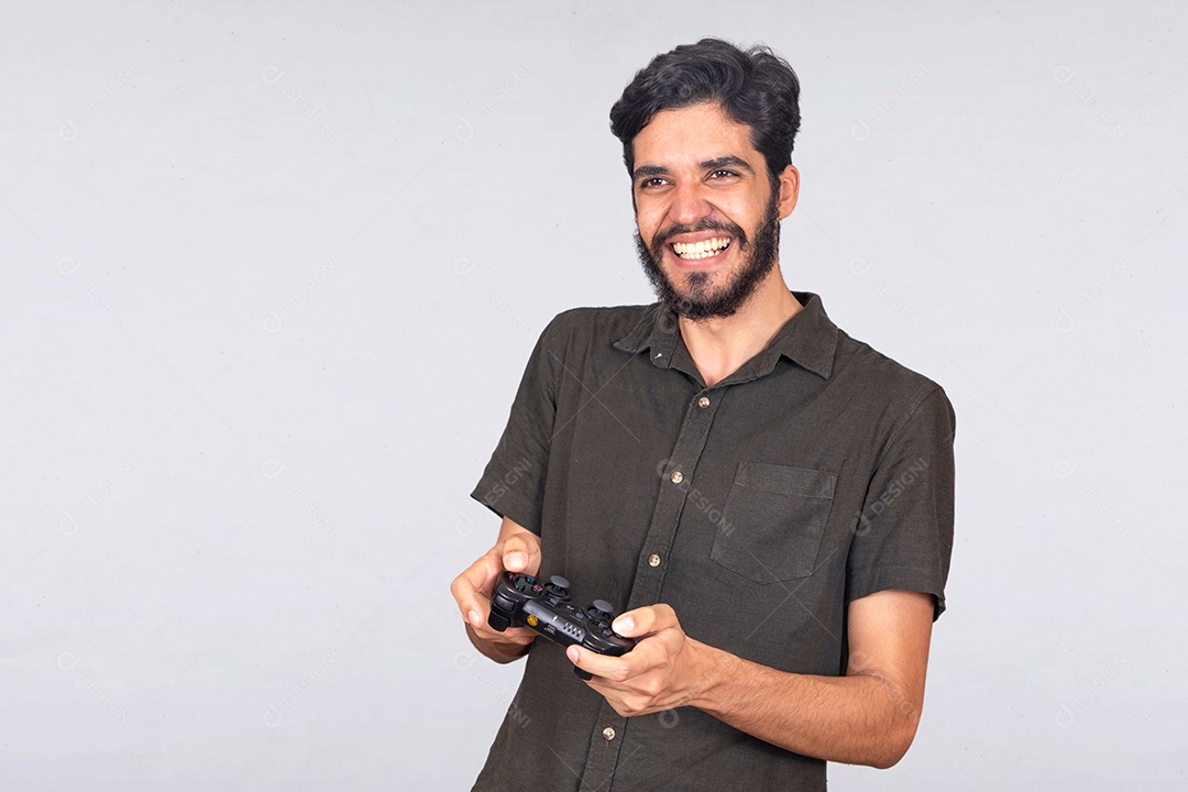 Homem jovem barbudo segurando controle de videogame jogos sobre fundo isolado brancoc