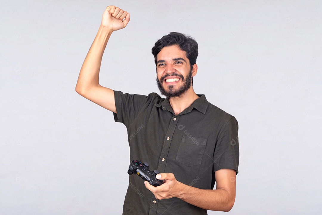 Homem jovem barbudo segurando controle de videogame jogos sobre fundo isolado branco