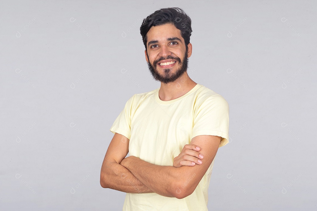 Homem jovem barbudo sobre fundo isolado branco