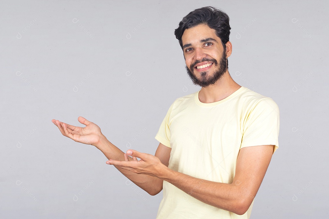Homem jovem barbudo sobre fundo isolado branco