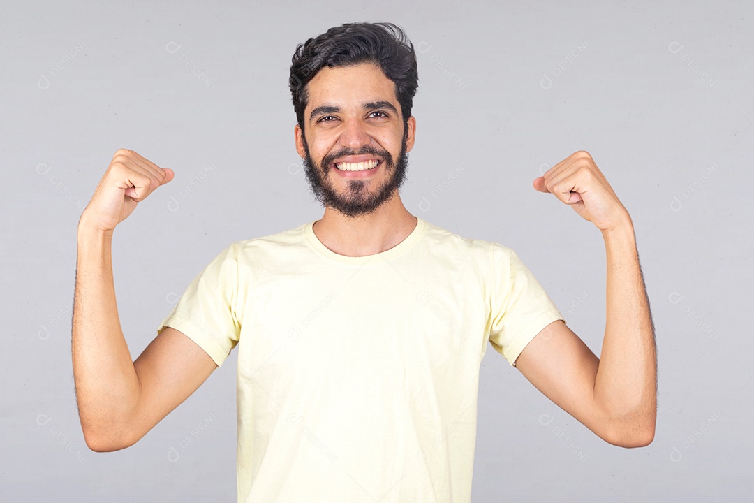 Homem jovem barbudo sobre fundo isolado branco