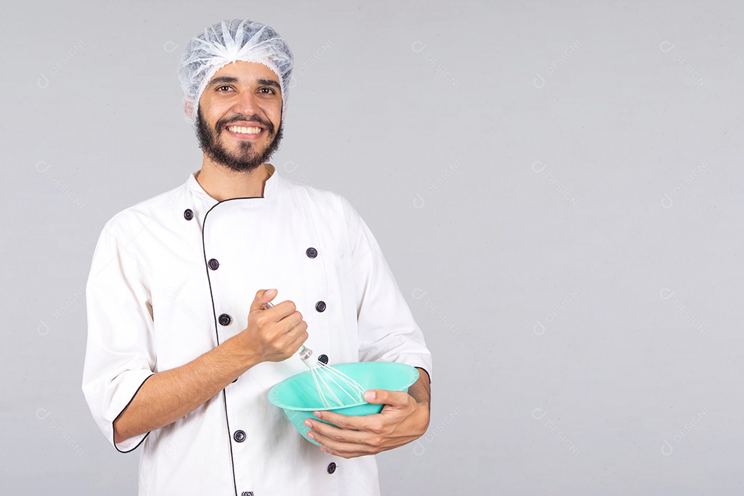 Homem jovem barbudo usando avental branco chefe de cozinha sobre fundo isolado branco