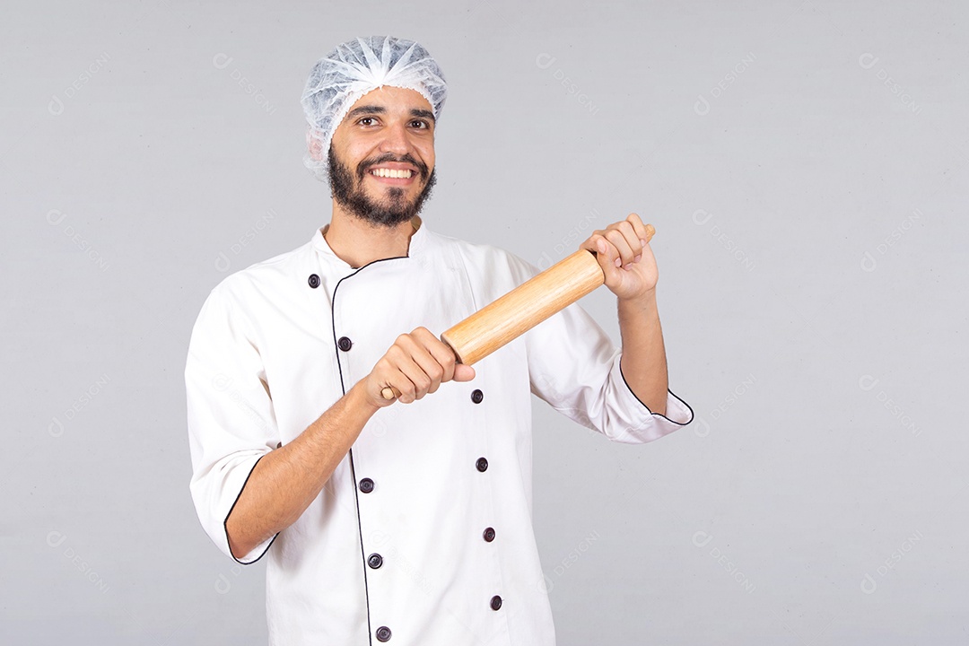 Homem jovem barbudo usando avental branco chefe de cozinha sobre fundo isolado branco
