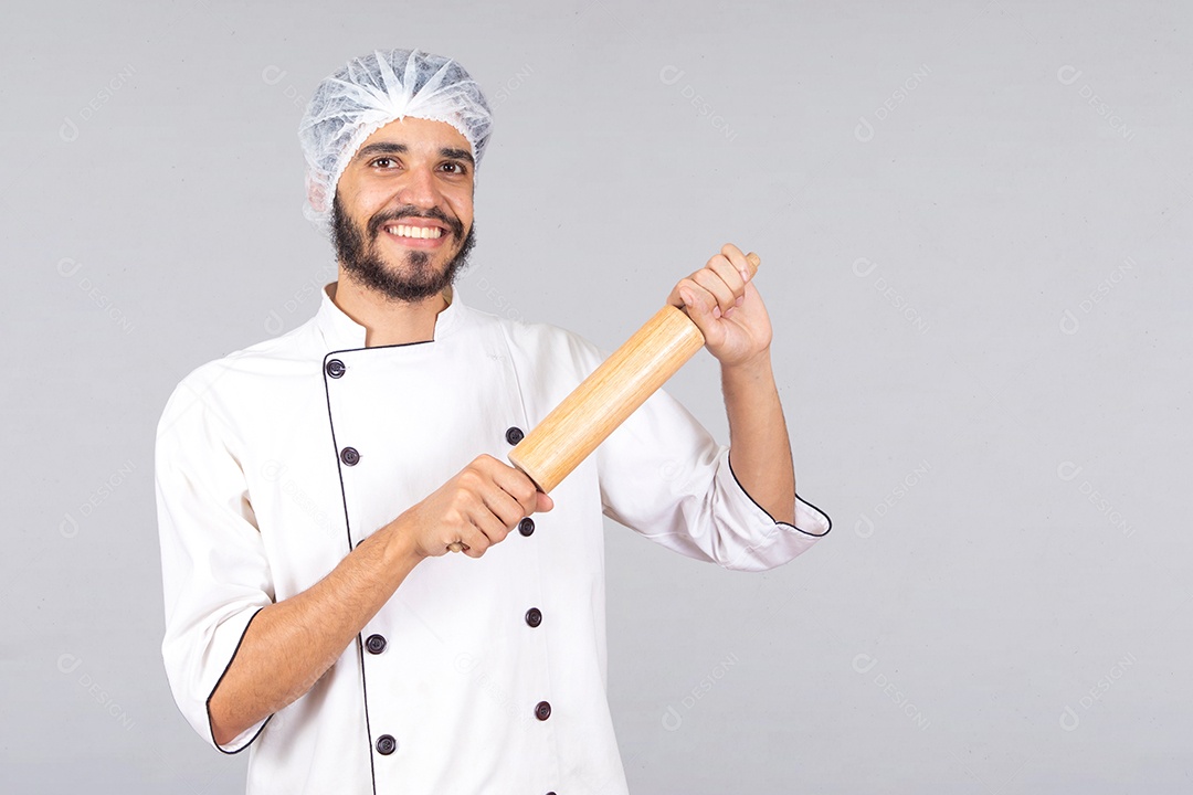 Homem jovem barbudo usando avental branco chefe de cozinha sobre fundo isolado branco