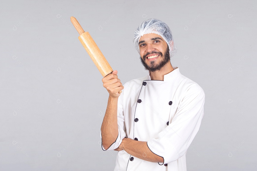 Homem jovem barbudo usando avental branco chefe de cozinha sobre fundo isolado branco