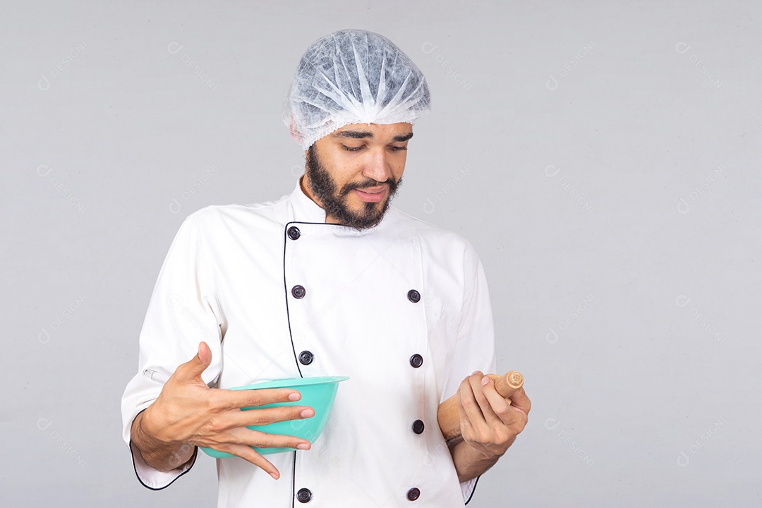 Homem jovem barbudo usando avental branco chefe de cozinha sobre fundo isolado branco