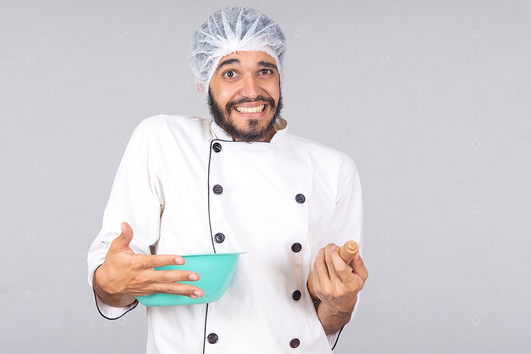 Homem jovem barbudo usando avental branco chefe de cozinha sobre fundo isolado branco
