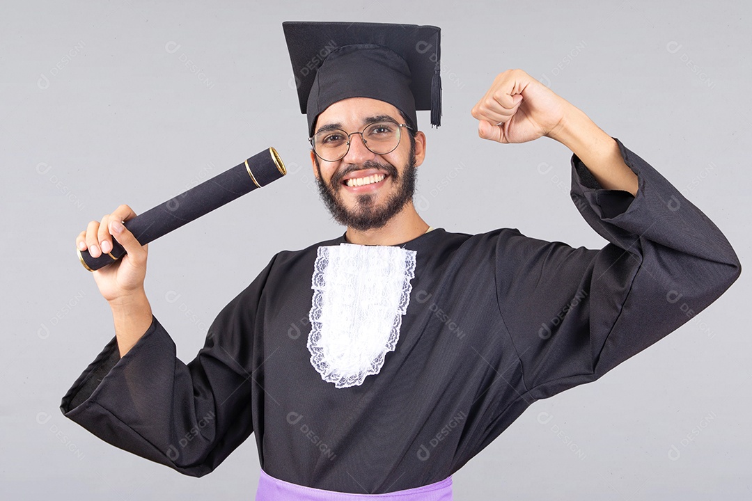 Homem jovem barbudo usando beca de formatura sobre fundo isolado branco