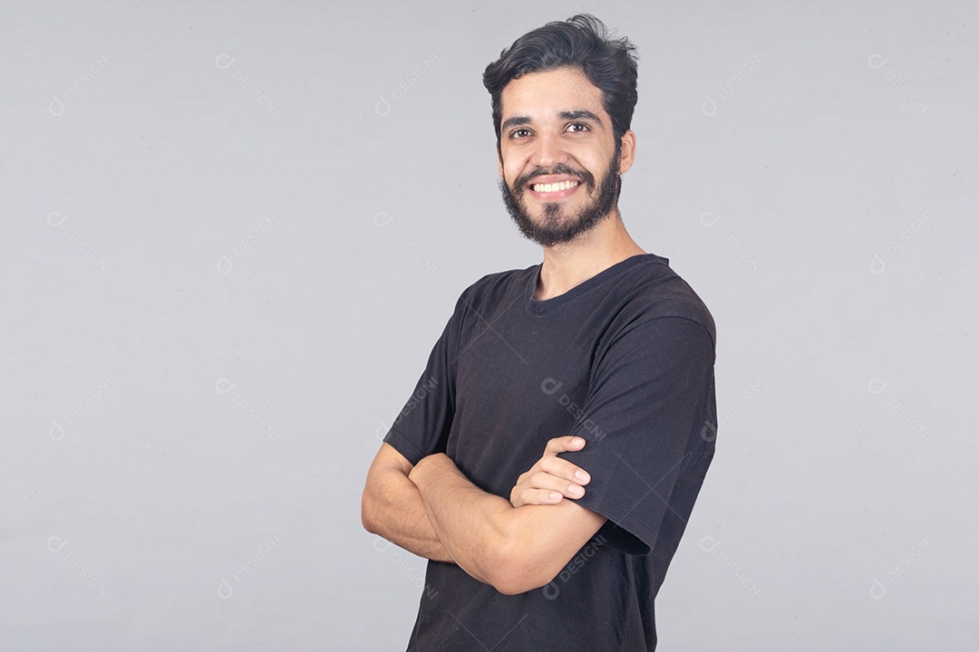 Homem jovem barbudo sobre fundo isolado branco