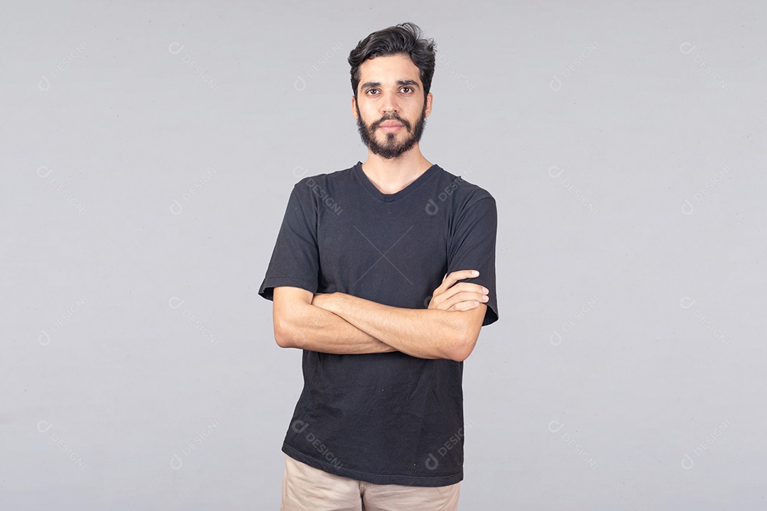 Homem jovem barbudo sobre fundo isolado branco