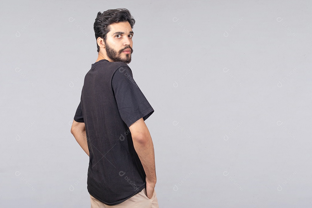 Homem jovem barbudo sobre fundo isolado branco