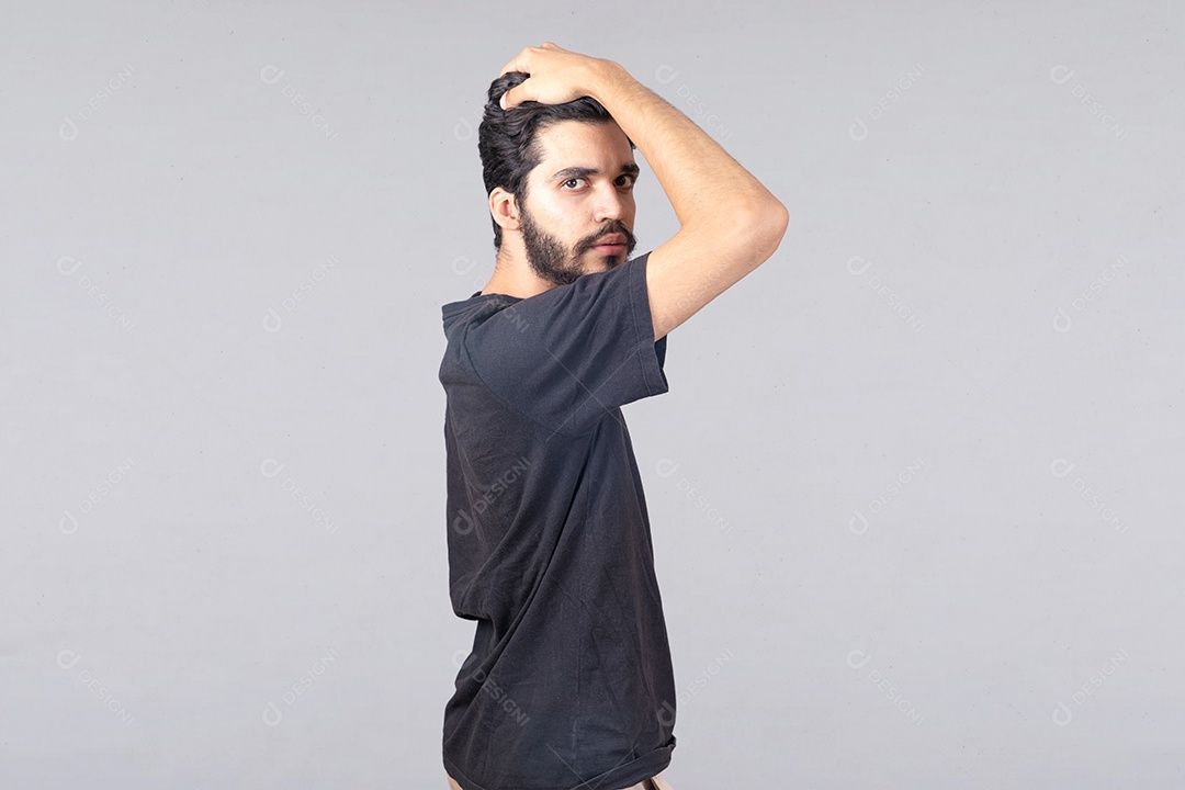 Homem jovem barbudo sobre fundo isolado branco