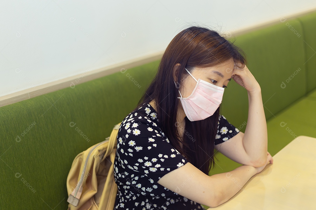 Linda mulher asiática sobre fundo desfocado