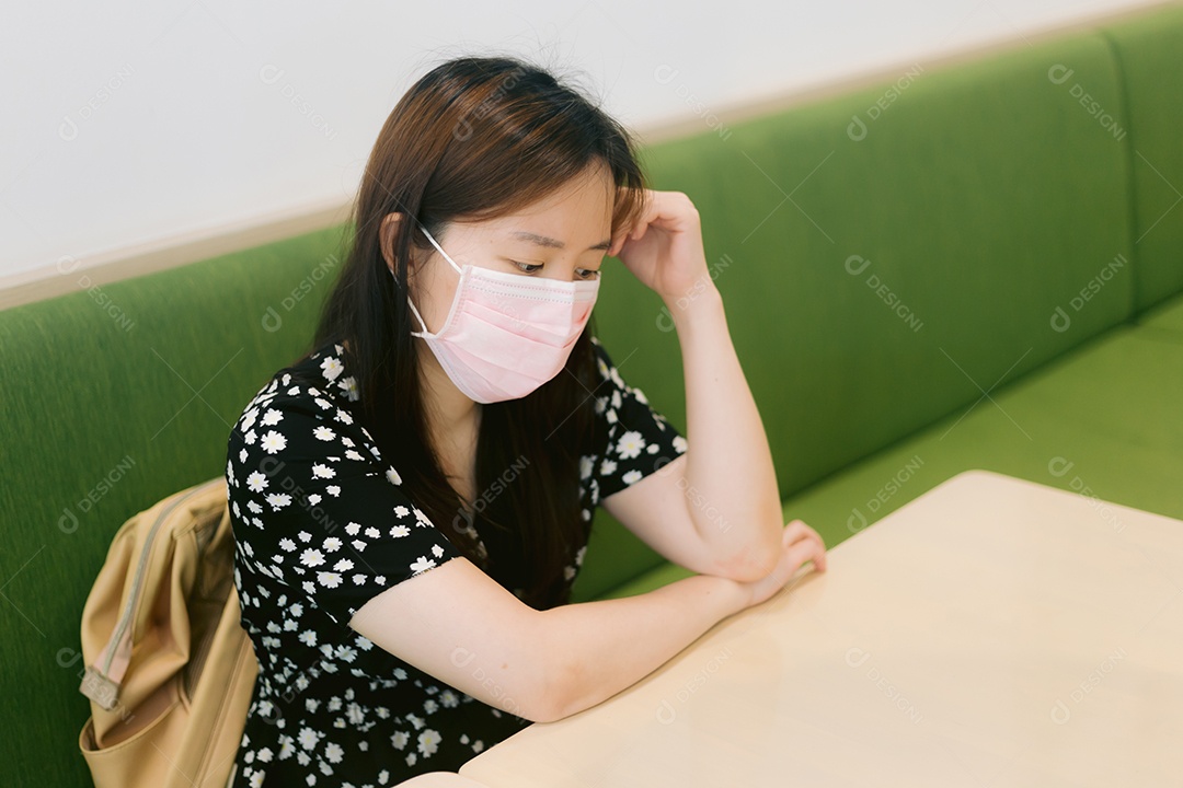 Linda mulher asiática sobre fundo desfocado