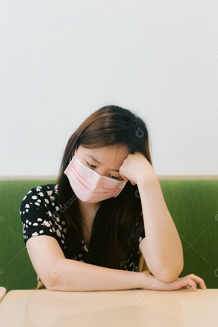 Linda mulher asiática sobre fundo desfocado