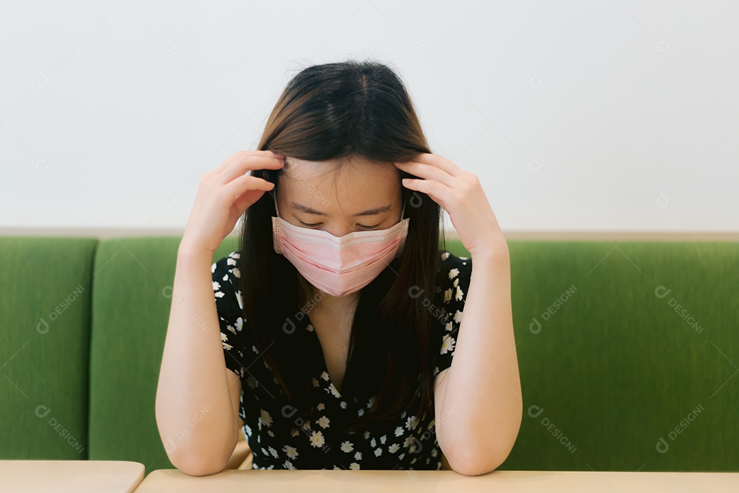 Linda mulher asiática sobre fundo desfocado