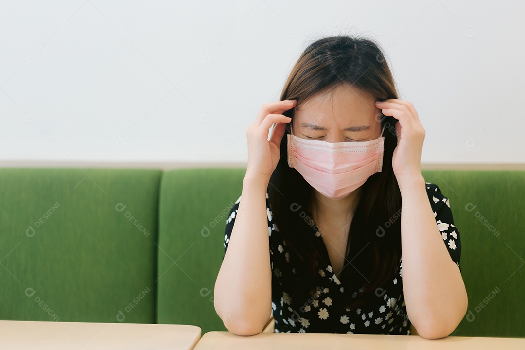 Linda mulher asiática sobre fundo desfocado