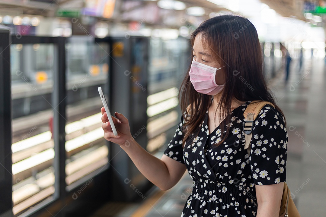 Linda mulher asiática sobre fundo desfocado