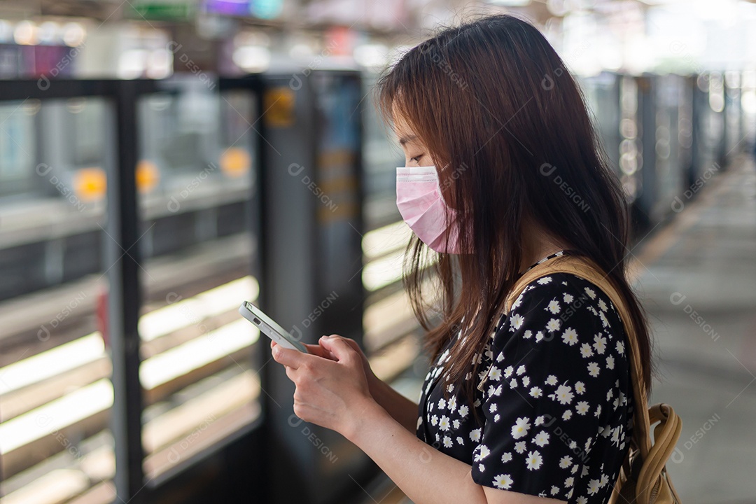 Linda mulher asiática sobre fundo desfocado