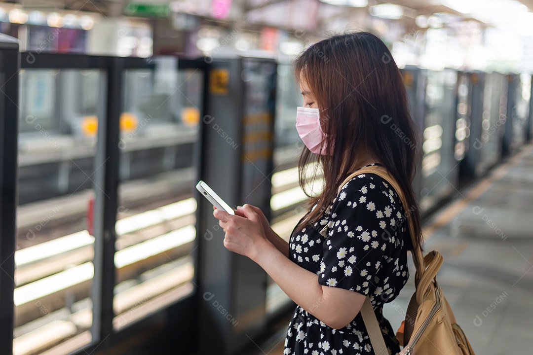 Linda mulher asiática sobre fundo desfocado