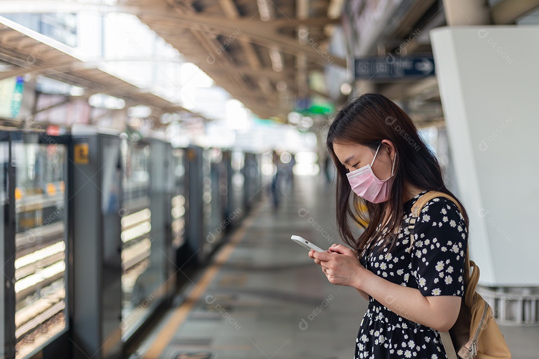 Linda mulher asiática sobre fundo desfocado