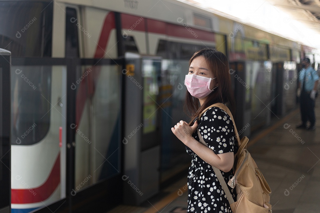 Linda mulher asiática sobre fundo desfocado