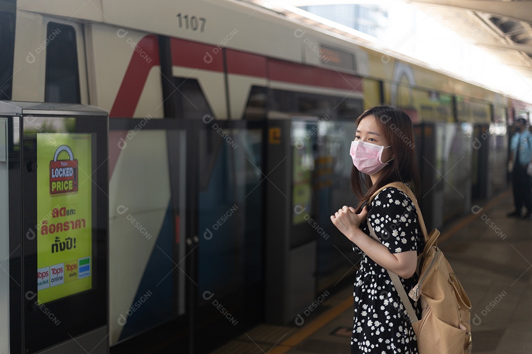 Linda mulher asiática sobre fundo desfocado
