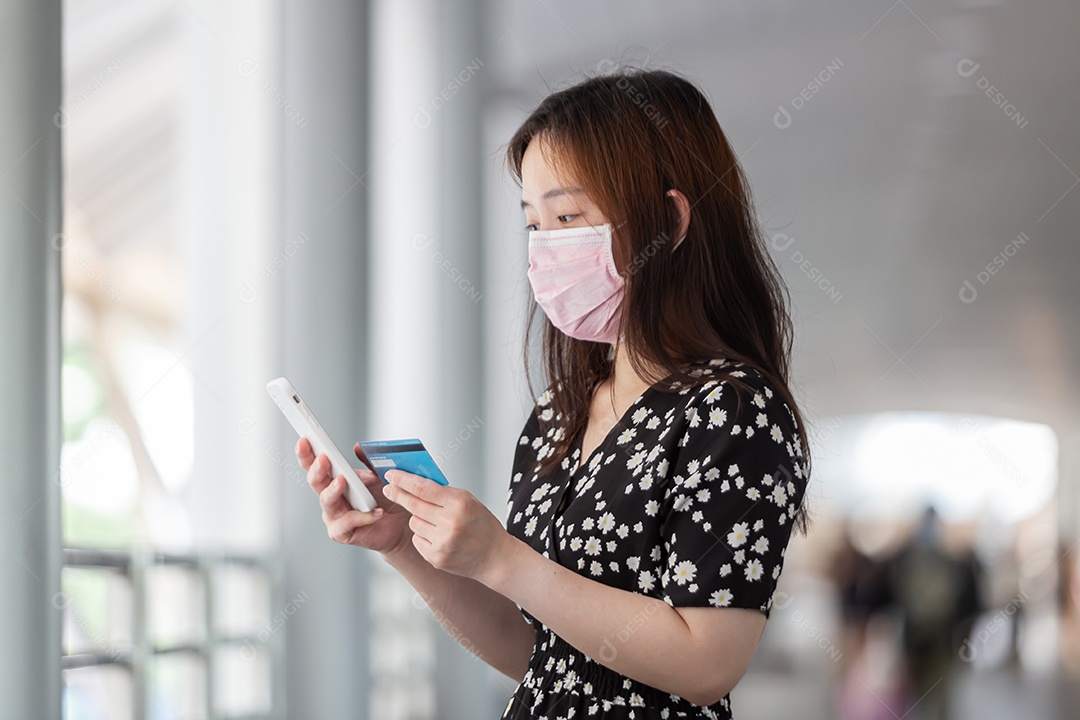 Linda mulher asiática sobre fundo desfocado