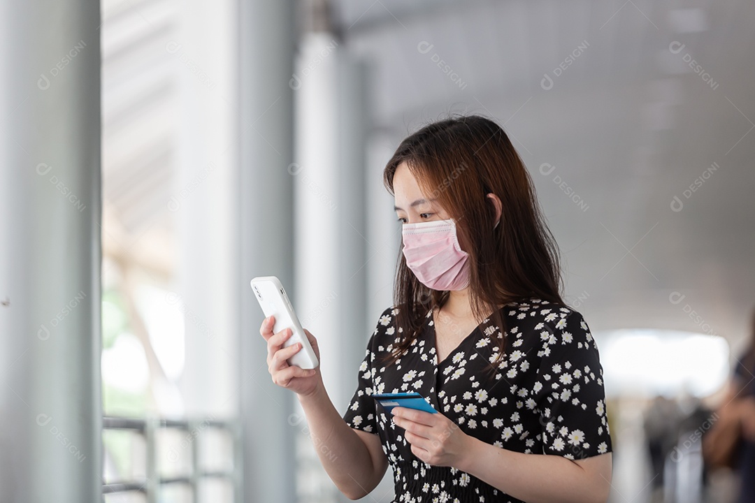 Linda mulher asiática sobre fundo desfocado