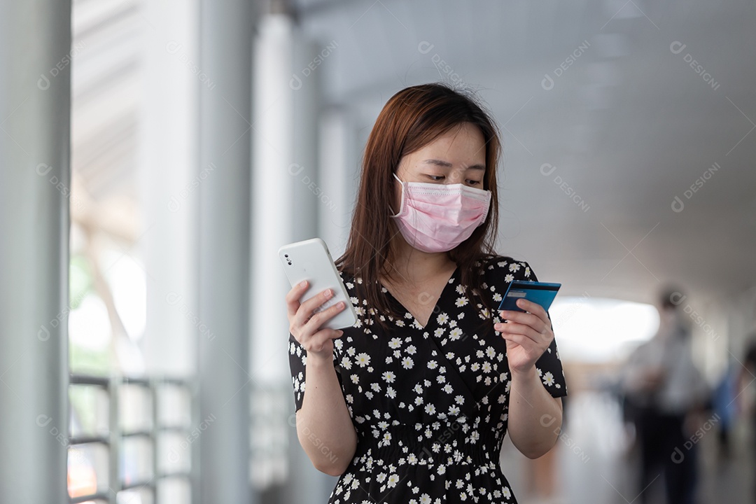 Linda mulher asiática sobre fundo desfocado