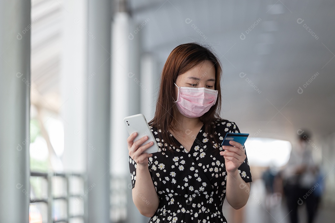 Linda mulher asiática sobre fundo desfocado