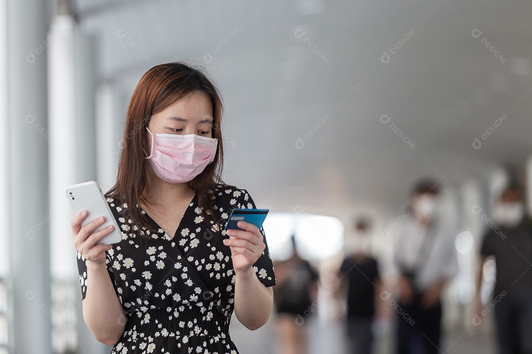 Linda mulher asiática sobre fundo desfocado